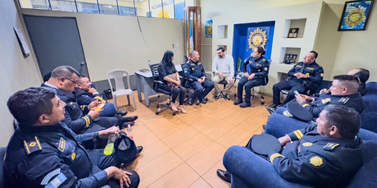 Autoridades de la PNC sostienen reunión de trabajo con la gobernadora departamental de Jalapa