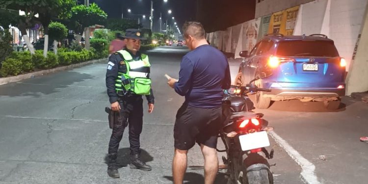 Operativo policial en La Gomera, Escuintla, contra motociclistas infractores