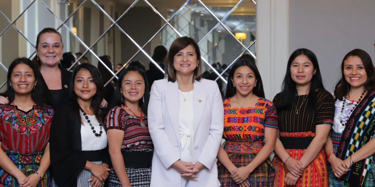 Vicepresidenta participó en la 4a. cohorte de Escuela de Oportunidades. /Foto: Vicepresidencia de Guatemala