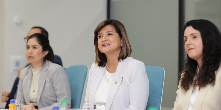 En una reunión la vicepresidenta abordó la importancia de capacitar al personal sobre investigación criminal. /Foto: Vicepresidencia de la República.