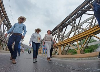 La ministra Jazmín de la Vega visitó obras suspendidas en Baja Verapaz. /Foto: CIV