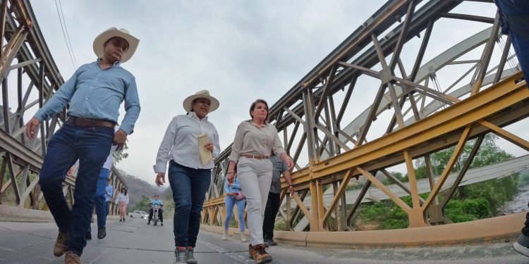La ministra Jazmín de la Vega visitó obras suspendidas en Baja Verapaz. /Foto: CIV