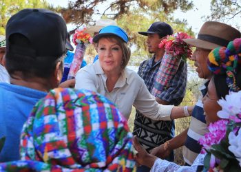 Ministra de Comunicaciones, Jazmín de la Vega, con líderes de Rabinal, Baja Verapaz. / Foto: CIV.