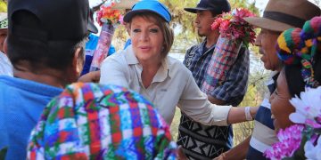 Ministra de Comunicaciones, Jazmín de la Vega, con líderes de Rabinal, Baja Verapaz. / Foto: CIV.