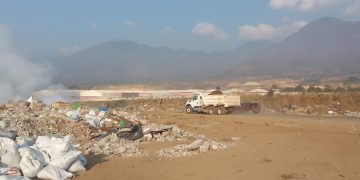 Reportan 50 % de control y 30 % de liquidación del incendio en el vertedero del kilómetro 22 al Pacífico