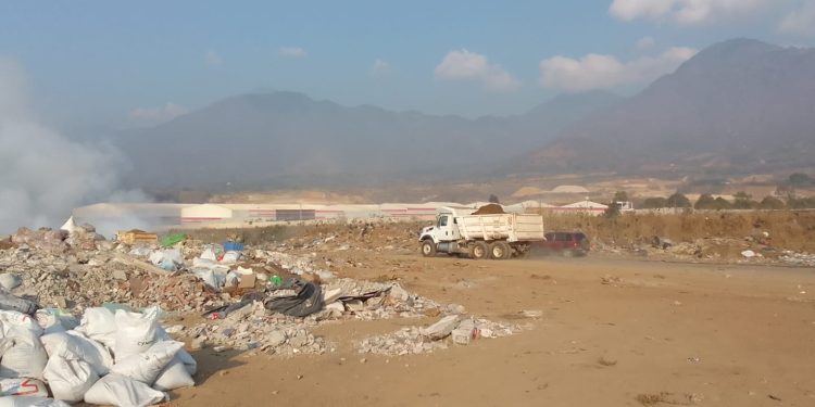 Reportan 50 % de control y 30 % de liquidación del incendio en el vertedero del kilómetro 22 al Pacífico