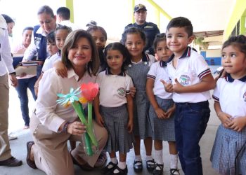 Vicepresidenta visita a niños de la Escuela Oficial de Párvulos 'Gunther Herman' en Quetzaltenango. /Foto: SVET