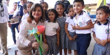 Vicepresidenta visita a niños de la Escuela Oficial de Párvulos 'Gunther Herman' en Quetzaltenango. /Foto: SVET