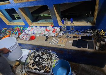 Agentes de Dipanda y del MP incautaron diversos artículos durante la requisa en la cárcel de Puerto Barrios, Izabal. /Foto: PNC