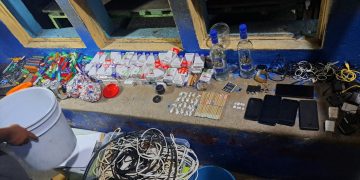 Agentes de Dipanda y del MP incautaron diversos artículos durante la requisa en la cárcel de Puerto Barrios, Izabal. /Foto: PNC