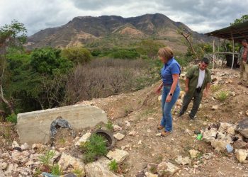 En una supervisión, la ministra Jazmín de la Vega, detecto irregularidades en los procesos de construcción de distintas obras. /Foto: CIV