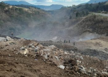 Brigadistas mantienen esfuerzos para combatir el incendio en el vertedero de AMSA. /Foto: Conred