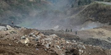 Brigadistas mantienen esfuerzos para combatir el incendio en el vertedero de AMSA. /Foto: Conred