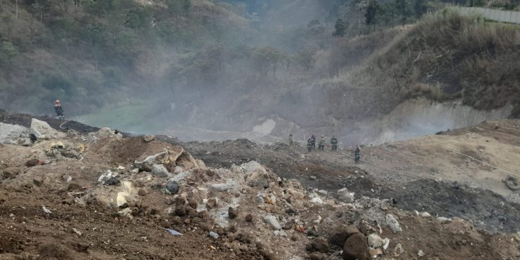 Brigadistas mantienen esfuerzos para combatir el incendio en el vertedero de AMSA. /Foto: Conred