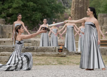 Así fue el encendido de la llama olímpica de París 2024