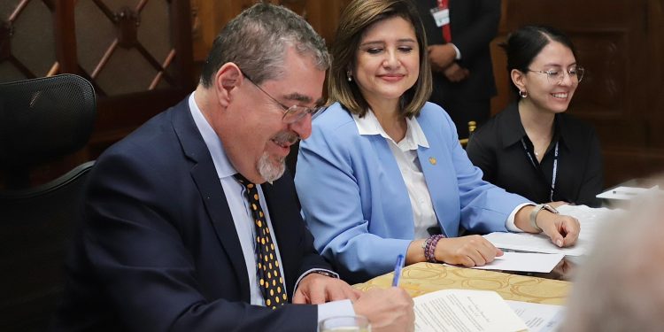 El Ejecutivo firmó el pasado 19 de abril la Política Pública de Desarrollo Integral de la Primera Infancia. /Foto: Vicepresidencia de la República