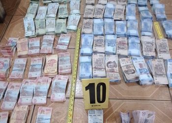 Seis detenidos con más de 2.8 millones de pesos mexicanos
