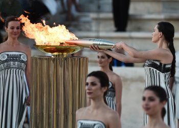 La llama olímpica deja Grecia y pone rumbo a Francia a menos de 100 días de los Juegos