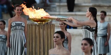 La llama olímpica deja Grecia y pone rumbo a Francia a menos de 100 días de los Juegos