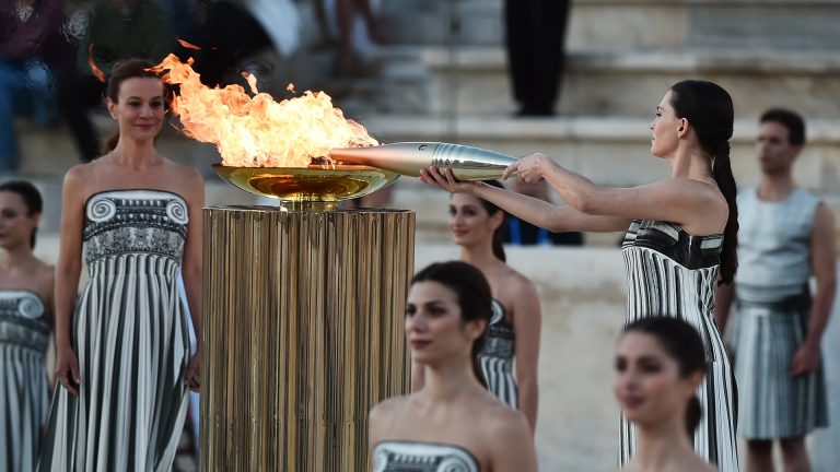 La llama olímpica deja Grecia y pone rumbo a Francia a menos de 1