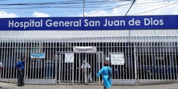 En horas de la mañana se reportó una explosión en el área de cirugía del Hospital General San Juan de Dios. /Foto: Archivo