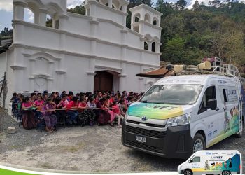 Univet en visita a escuela verapacense. / Foto: SVET.