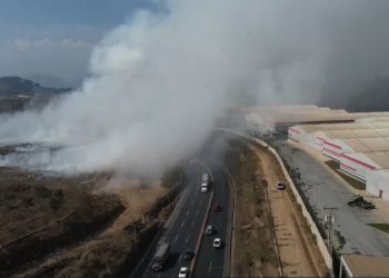 Fuego en vertedero de AMSA causa fuerte contaminación del aire en la capital
