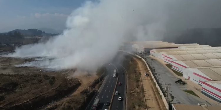 Fuego en vertedero de AMSA causa fuerte contaminación del aire en la capital