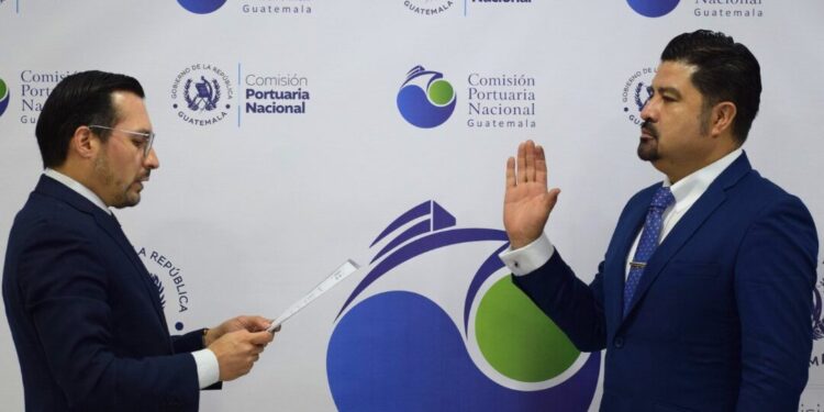Juramentan a nuevo director de la Comisión Portuaria Nacional