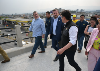 El presidente Arévalo recorre el paso a desnivel que forma parte de las obras para el funcionamiento de la línea blanca del metro.