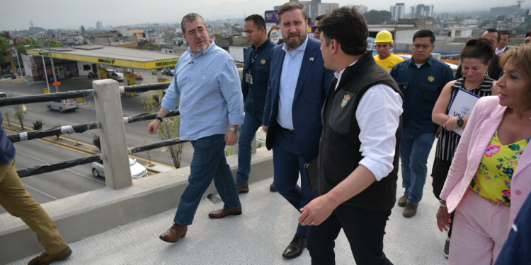 El presidente Arévalo recorre el paso a desnivel que forma parte de las obras para el funcionamiento de la línea blanca del metro.