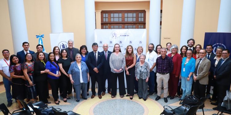 Autoridades del Mineduc firman declaración por una nueva educación extraescolar