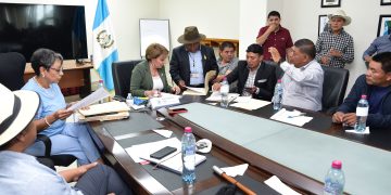 Ministra de Comunicaciones se reunió con líderes comunitarios de Totonicapán y Baja Verapaz. / Foto: CIV.