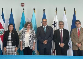 Ministra de economía participa en Consejo de ministros de Integración Económica