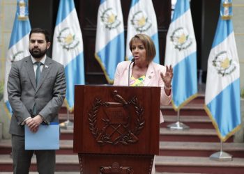 La Ministra de Comunicaciones y el Comisionado contra la Corrupción presentaron una denuncia por la construcción de las escuelas bicentenario.
