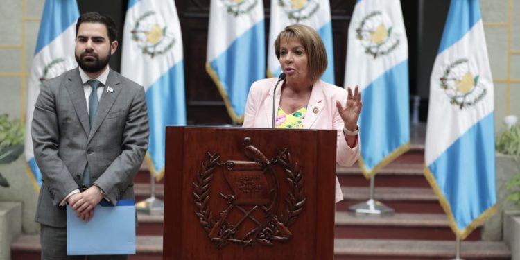 La Ministra de Comunicaciones y el Comisionado contra la Corrupción presentaron una denuncia por la construcción de las escuelas bicentenario.