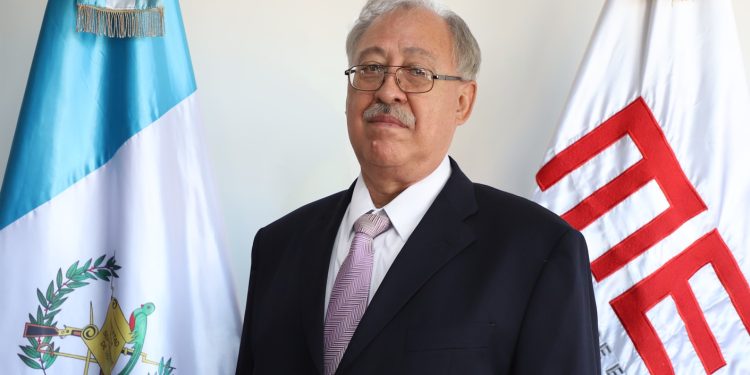 Juramentan a Juan Fernando Castro Martínez como viceministro de Energía y Minas