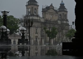 Lluvia posterior al eclipse baña la Plaza de la Constitución