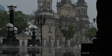 Lluvia posterior al eclipse baña la Plaza de la Constitución