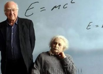 Peter Higgs junto a una escultura de Albert Einstein. / Foto: EFE.