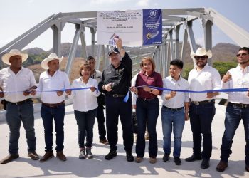 Presidente Bernardo Arévalo inaugura puente en Baja Verapaz.