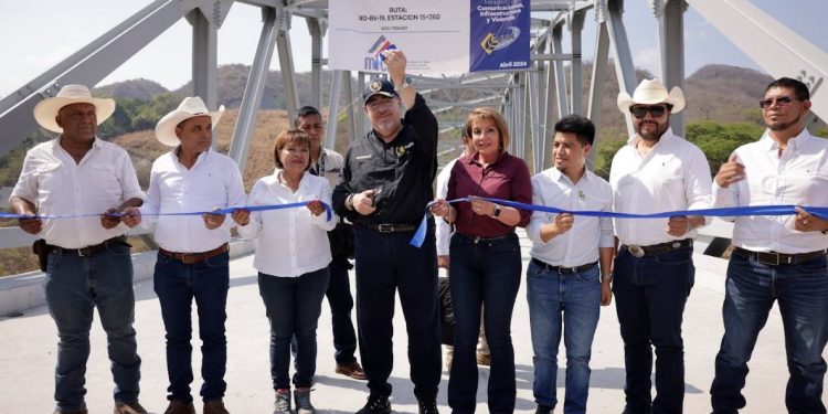 Presidente Bernardo ArÃ©valo inaugura puente en Baja Verapaz.