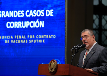El presidente Bernardo Arévalo presentó la denuncia por la compra de vacunas Sputnik V.