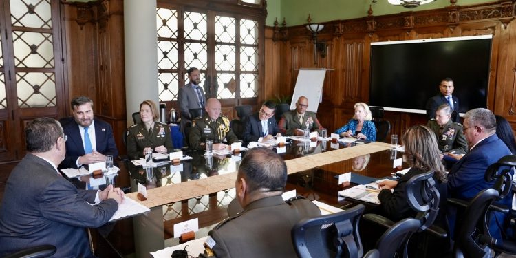Presidente Bernardo Arévalo se reunión con la general y jefa del Comando Sur de Estados Unidos, Laura Richardson. / Foto: Embajada EE. UU.