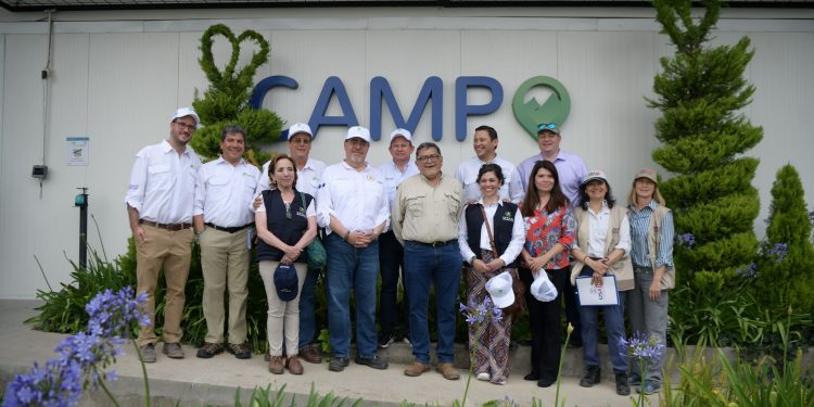 Presidente Bernardo Arévalo visita centro de producción agrícola con tecnología avanzada en Huehuetenango