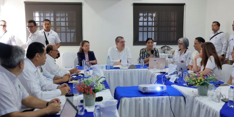 Bernardo Arévalo encabeza reunión con autoridades ambientales de Petén