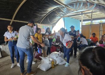Salubristas entregan alimentos en Poptún, Petén. / Foto: MSPAS.