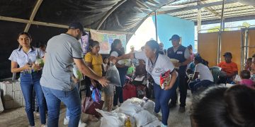 Salubristas entregan alimentos en Poptún, Petén. / Foto: MSPAS.