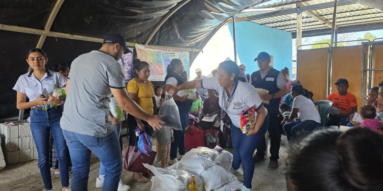 Salubristas entregan alimentos en Poptún, Petén. / Foto: MSPAS.