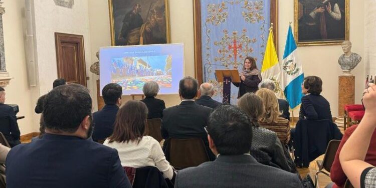 Comparten vivencias de la Semana Santa guatemalteca en la Santa Sede
